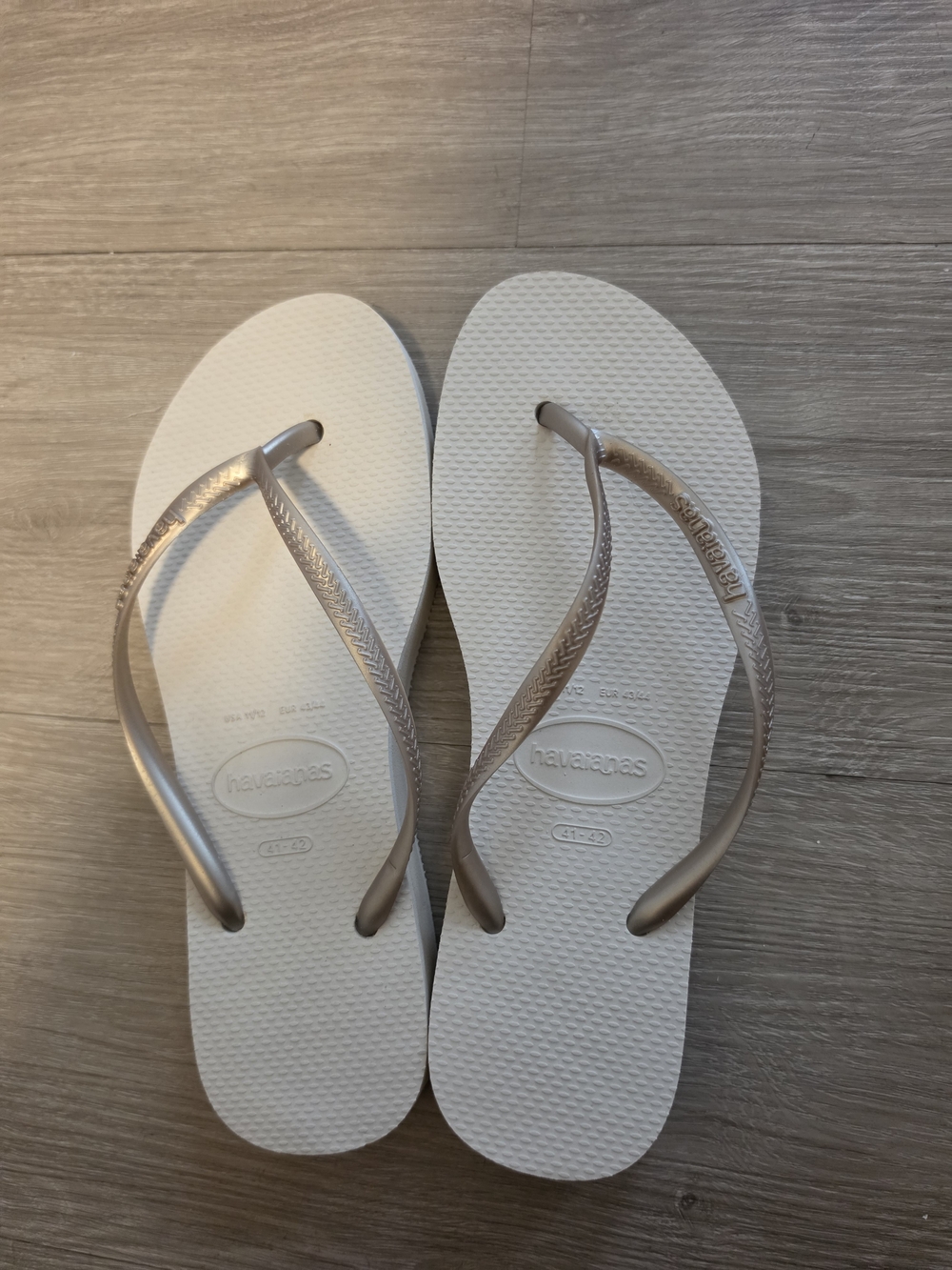 NWOT Havaianas Women's White Flip Flops with Rose Gold Straps